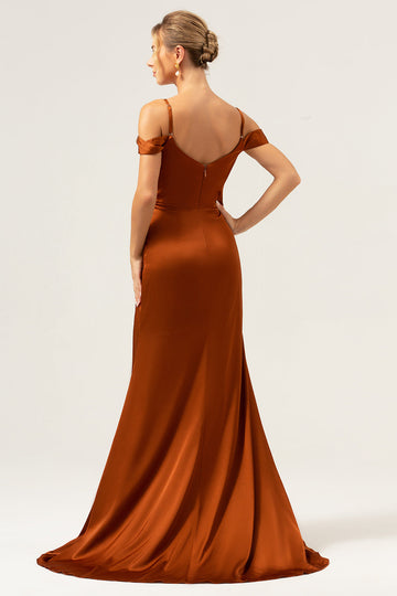 Vestido largo de dama de honor con corsé fruncido de hombro frío de sirena de café con abertura